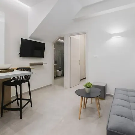 Peris 5 With Yard Steps To Bus St & Old Town 아파트