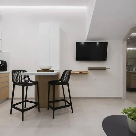 Апартаменты Peris 5 With Yard Steps To Bus St & Old Town Ханья